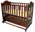 Детская кроватка Яна-1 (колесо/качалка) имеет три уровня реечного дна, автостенку, открытый ящик для вещей; цвет вишня