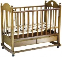 Детская кроватка Марьяна-2 с 3 уровнями дна, ножками, колесами и качалкой, а также накладками ПВХ; цвет орех
